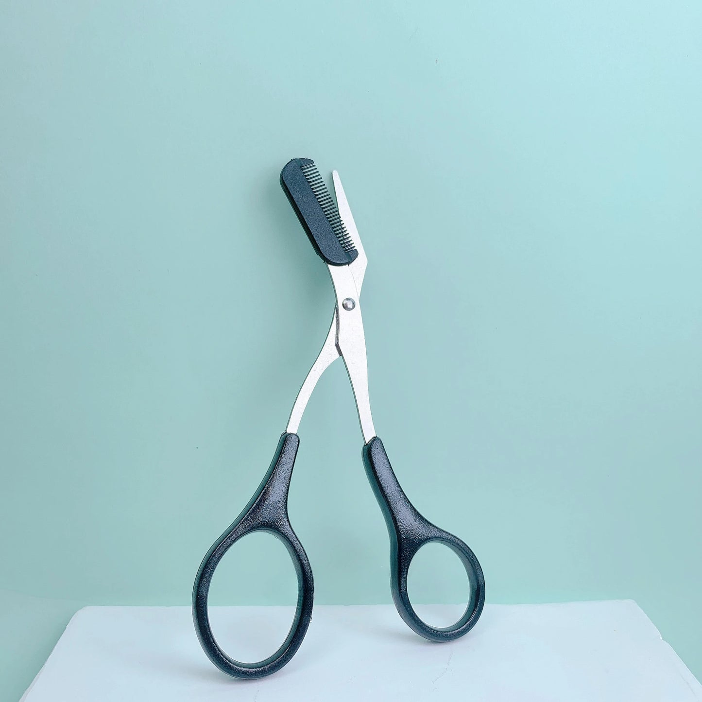 Eyebrow trimming scissors